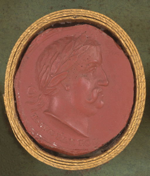 czerwona owalna gemma w grubym złotym obramowaniu; prawy profil głowy mężczyzny w średnim wieku (Jana III Sobieskiego), o krótkich włosach i bujnych, podręconych wąsach, w wieńcu laurowym na głowie. Poniżej przecięcia szyi napis: JOANN- 3REXPOL (JAN III KRÓL POLSKI).