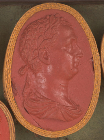 czerwona gemma, owalna pionowa, z grubym złotym obramowaniem. Prawy profil mężczyzny w średnim wieku, o krótkich kręconych włosach. Nos lekko garbaty, policzki pełne, drugi podbródek. Na głowie wieniec wawrzynowy.