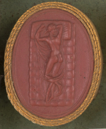 czerwona owalna gemma w grubym złotym obramowaniu; nagi Hermafrodyta, leżący na materacu na brzuchu, z głową na poduszce. Część nogi i lewa ręka przykryte są materiałem, na którym leży postać. Na dole sygnatura twórcy lliXAEP (PICHLER)