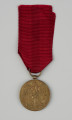 Medal Pamiątkowy Za Wojnę 1918-1921 - awers; Okrągły medal z oczkiem do zawieszania na górze. Na awersie: godło państwowe – orzeł w koronie według wzoru z 1927 roku, na piersi którego znajduje się Krzyż Wojenny Orderu Virtuti Militari. Po obu stronach godła, nad szponami znajdują się rozpisane na okręgu daty 1918 i 1921.