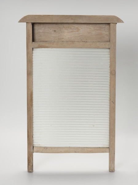 Tara do prania - ujęcie z przodu; Tara do prania złożona z prostokątnej, szklanej tafli osadzonej w drewnianej ramie. Szklana część jednostronnie karbowana. Oprawa z dwóch pionowych listew tworzących w dolnej części nóżki, dwóch poprzecznych listew stanowiących oparcie dla tafli oraz górnej profilowanej.