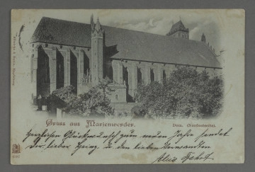 Pocztówka czarno biała, w kadrze poziomym, otoczona bardzo szerokim, jasnym marginesem. Bezpośrednio pod fotografią, z lewej strony nadrukowany ciemno brązowym kolorem napis Gruss aus Marienwerder, stylizowany na pismo gotyckie. Z prawej zwykłą czcionką napis Dom. Nordostseite. Poniżej na całej powierzchni marginesu tekst wykonany odręcznym pismem. W lewym, dolnym rogu znak graficzny w kształcie budowli z dwoma wieżami i literami RR na ich tle. Poniżej numer 4397. Na lewym marginesie wzdłuż kadru napis Reinicke & Rubin, Magdeburg. W kadrze przedstawienie katedry kwidzyńskiej w widoku na boczną, północną ścianę. Budynek z cegły, podzielony na dwie części mniej więcej w jednej trzeciej długości. Lewa, czyli wschodnia część katedry, krótsza ale wyższa, mieszcząca prezbiterium. Po prawej nieco niższa, dłuższa część z korpusem nawowym. Całość nakryta wysokim, spadzistym dachem, pokrytym dachówką, na lewym krańcu skośnie zakończonym. Na całej długości rozmieszczone wysokie, ostrołuczne okna, przedzielone pilastrami, czyli płaskimi filarami występującymi nieznacznie przed lico muru, rzucającymi cień na okna między nimi. Pod okapem dachu dodatkowy rząd małych, kwadratowych otworów. W miejscu podziału budowli na dwie części do muru przylega smukła, wieloboczna wieżyczka, zakończona spiczastym dachem, otoczonym na kształt korony rzędem trójkątnych, małych szczytów. U jej podstawy niskie przybudówki. Po prawej stronie kadru widoczny za budynkiem fragment wieży zakończonej krenelażem, czyli zakończeniem w kształcie wymurowanego ząbkowania, przykrytej spadzistym dachem. Katedra częściowo zasłonięta przez wysokie drzewa. Na niebie pomiędzy jasnymi chmurami sierp księżyca zwrócony w prawą stronę.