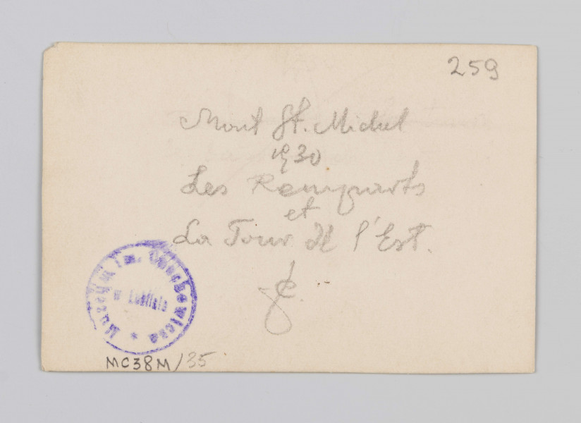 MC/M/38/35/ML - Fotografia w pozycji poziomej. Linia horyzontu blisko dolnej krawędzi zdjęcia, na 1/3 wysokości. Mury obronne wpisane w kompozycję zbierzną, której środek znajduje aię po prawej stronie poza kadrem.
Na pierwszym planie, po skosie od lewej do prawej widoczna linia brzegowa wraz z wodami Kanału La Manche. Na kolejnym planie znajduje się wąska kamienista plarza z murami obronnymi. Po lewej stronie i po pawej widoczne dwie półkoliste blanki. Przy prawej krawędzi fotografii znajdije się czteroboczny Bastion de l'Est, zaprojektowany w XV wieku przez Roberta Jolivet'a.
Na odwrotnej stronie (w pozycji poziomej) w prawym górnym rogu napisana ołówkiem liczba 