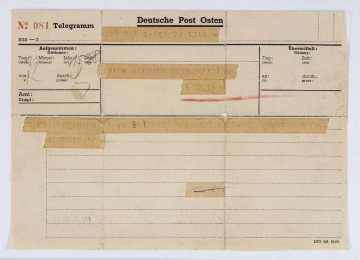 Telegram obozowy wysłany z obozu KL Auschwitz do Antoniego Stępnia informujący o śmierci więźnia Kazimierza Stępnia. Druk jednostronny, pismo wyśrodkowane.
Beżowy papier z czarnym nadrukiem na samej górze Deustche Post Osten, po lewej stronie czerwony druk: No 081, telegram adresowany do Antoniego Stępnia