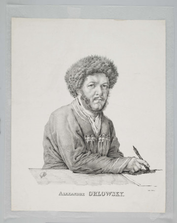 S/G/411/ML S/G/411/ML - Grafika według obrazu A. Orłowskiego. Portret mężczyzny. Ujęty w pozycji siedzące, popiersie, 3/4 w prawo. Twarz okolona szerokimi, zasłaniającymi policzki bokobrodami przechodzącymi na podbródku w brodę. Nad górną wargą krótkie wąsy. Na głowie futrzana czapka. Wierzchnie okrycie z szamerunkiem wokół szyi i na rękawach. Pod szyją chusta. Prawa ręka oparta o blat stołu, w niej piórko.