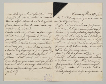 List składa się z dwóch części, W części pierwszej zapisane są wszystkie strony - cztery,  w drugiej części - dwie. Papier listowy gładki z widocznym pod światło motywem kwiatowym. Narożnik lewy pierwszych kart w kolorze czarnym. List pisany czarnym atramentem, pismo czytelne, pochylone w prawo.
