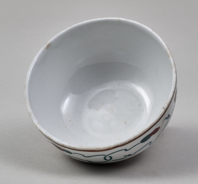 Czarka – mała, fajansowa, półkolista, z nieznacznie wyodrębnioną stopką, skromnie zdobiona biegnącym wokół brzegu dwubarwnym szlakiem stylizowanych maków 