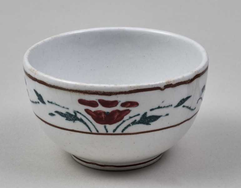 Czarka – mała, fajansowa półkolista, z nieznacznie wyodrębnioną stopką