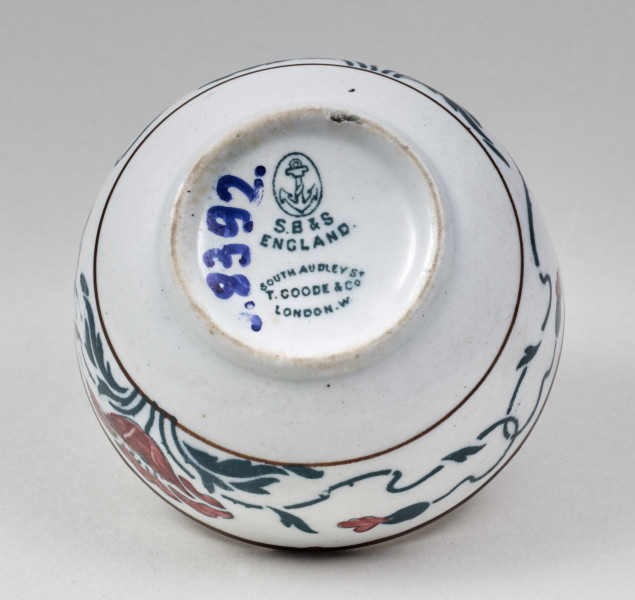 Czarka – mała, fajansowa, półkolista, z nieznacznie wyodrębnioną stopką, zdobiona wokół brzegu szerokim pasem dekoracji roślinnej, na którą składa się dwubarwny wzór stylizowanych maków