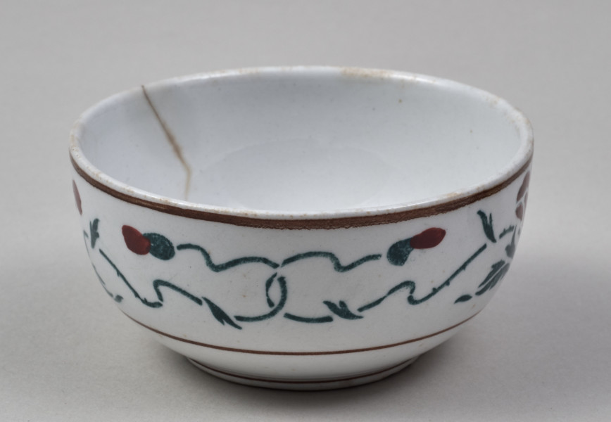 Czarka – mała, fajansowa, półkolista, z nieznacznie wyodrębnioną stopką, skromnie zdobiona biegnącym wokół brzegu dwubarwnym szlakiem stylizowanych maków 