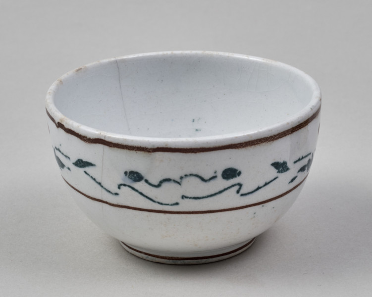 Czarka – mała, fajansowa półkolista, z nieznacznie wyodrębnioną stopką