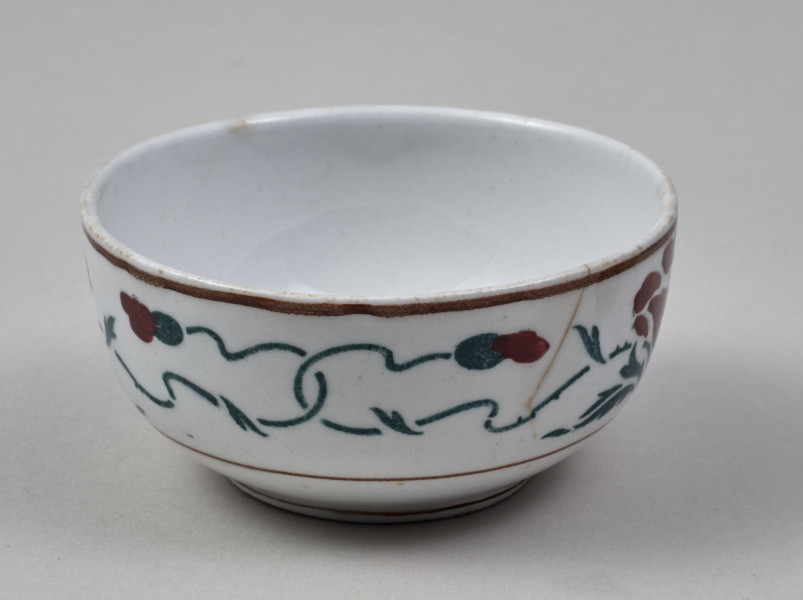 Czarka – mała, fajansowa, półkolista, z nieznacznie wyodrębnioną stopką, skromnie zdobiona biegnącym wokół brzegu dwubarwnym szlakiem stylizowanych maków 