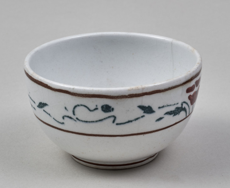 Czarka – mała, fajansowa półkolista, z nieznacznie wyodrębnioną stopką