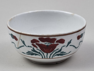 Czarka – mała, fajansowa, półkolista, z nieznacznie wyodrębnioną stopką, skromnie zdobiona biegnącym wokół brzegu dwubarwnym szlakiem stylizowanych maków 