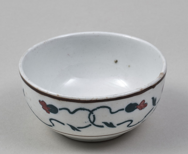 Czarka – mała, fajansowa, półkolista, z nieznacznie wyodrębnioną stopką, zdobiona wokół brzegu szerokim pasem dekoracji roślinnej, na którą składa się dwubarwny wzór stylizowanych maków