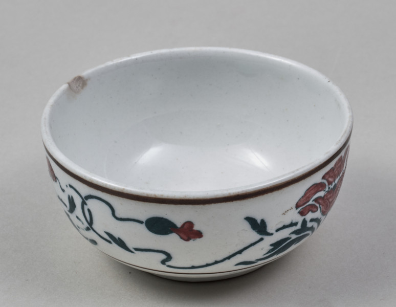 Czarka – mała, fajansowa, półkolista, z nieznacznie wyodrębnioną stopką, zdobiona wokół brzegu szerokim pasem dekoracji roślinnej, na którą składa się dwubarwny wzór stylizowanych maków