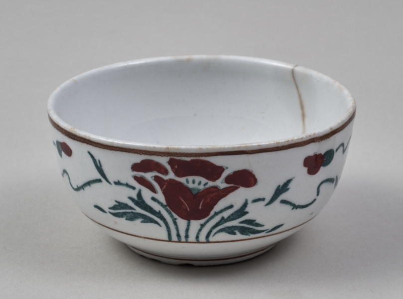 Czarka – mała, fajansowa, półkolista, z nieznacznie wyodrębnioną stopką, skromnie zdobiona biegnącym wokół brzegu dwubarwnym szlakiem stylizowanych maków 