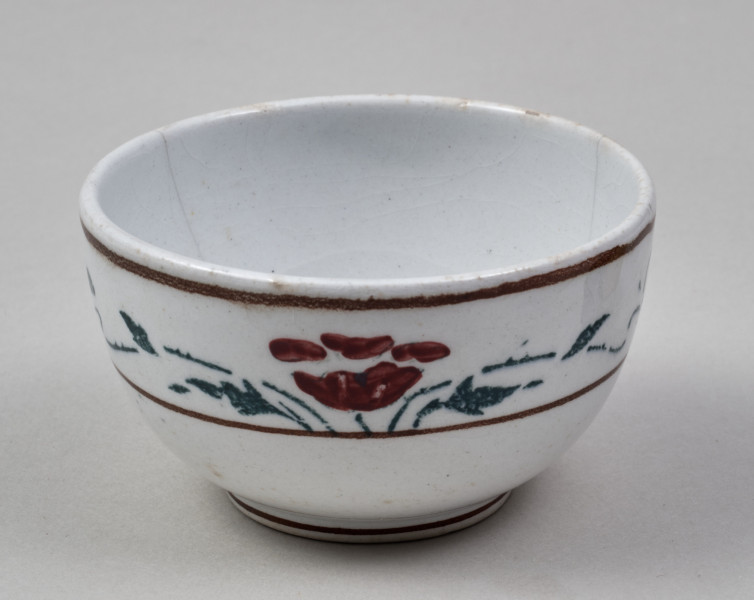 Czarka – mała, fajansowa półkolista, z nieznacznie wyodrębnioną stopką