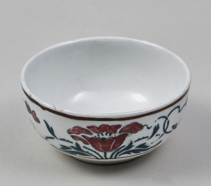 Czarka – mała, fajansowa, półkolista, z nieznacznie wyodrębnioną stopką, zdobiona wokół brzegu szerokim pasem dekoracji roślinnej, na którą składa się dwubarwny wzór stylizowanych maków