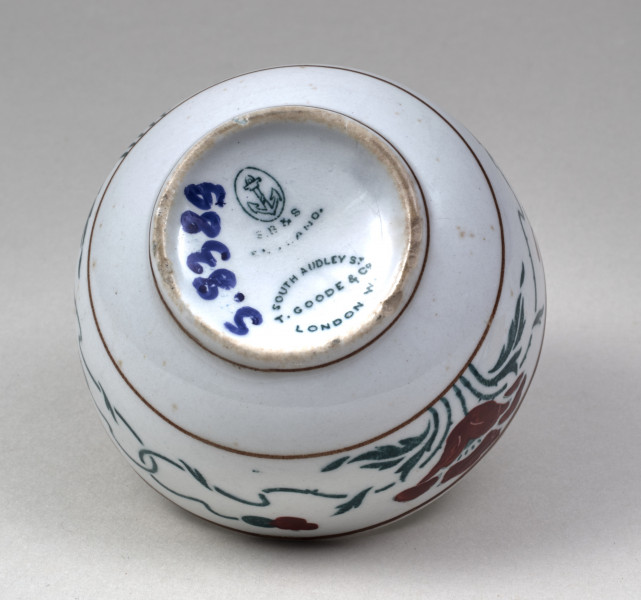 Czarka – mała, fajansowa, półkolista, z nieznacznie wyodrębnioną stopką, skromnie zdobiona biegnącym wokół brzegu dwubarwnym szlakiem stylizowanych maków 