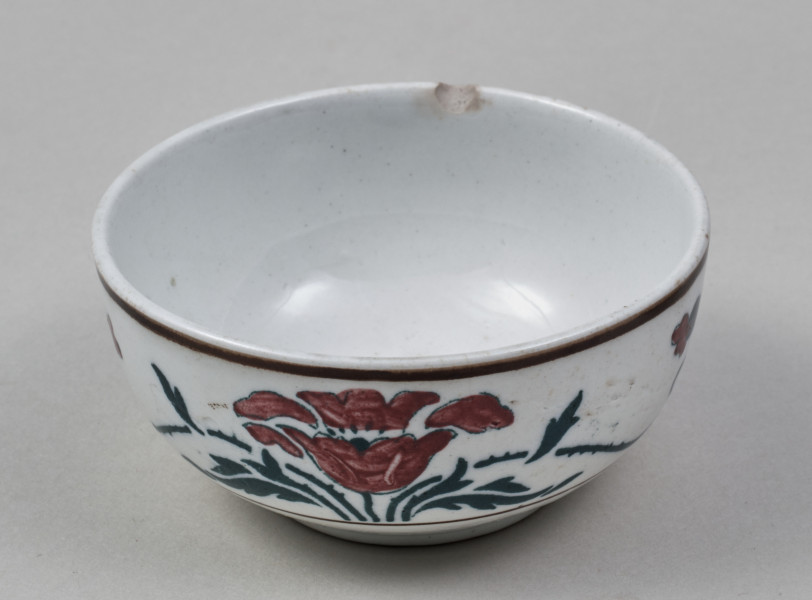 Czarka – mała, fajansowa, półkolista, z nieznacznie wyodrębnioną stopką, zdobiona wokół brzegu szerokim pasem dekoracji roślinnej, na którą składa się dwubarwny wzór stylizowanych maków