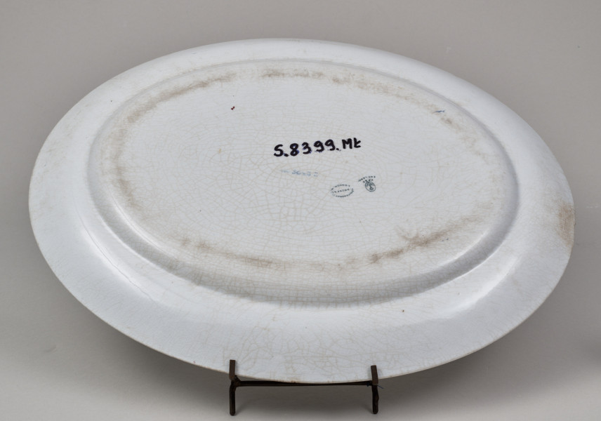 Półmisek owalny z szerokim kołnierzem z secesyjną dekoracją malarską o motywie stylizowanych maków