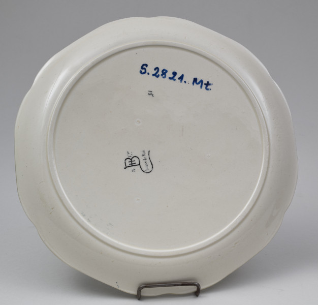 Talerz deserowy z bażantem
Talerz fajansowy, płaski, o łagodnie podniesionym brzegu