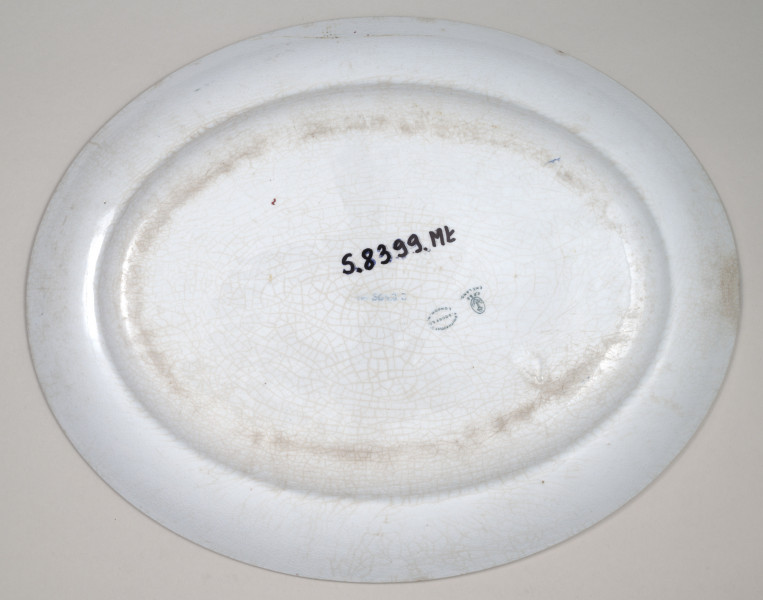 Półmisek owalny z szerokim kołnierzem z secesyjną dekoracją malarską o motywie stylizowanych maków