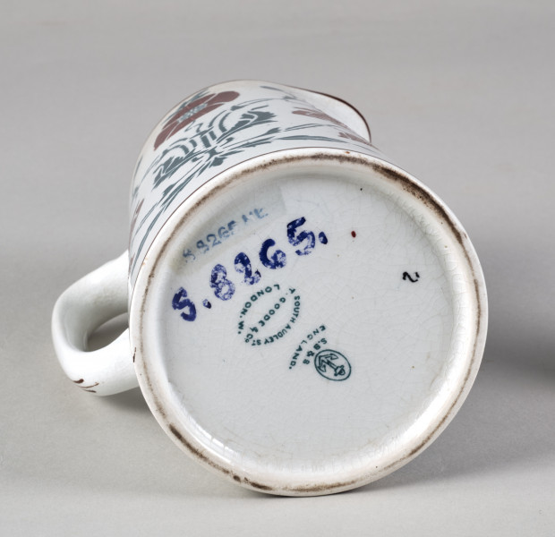 Dzbanek - biały z dekoracją secesyjną malarską o motywie stylizowanych maków