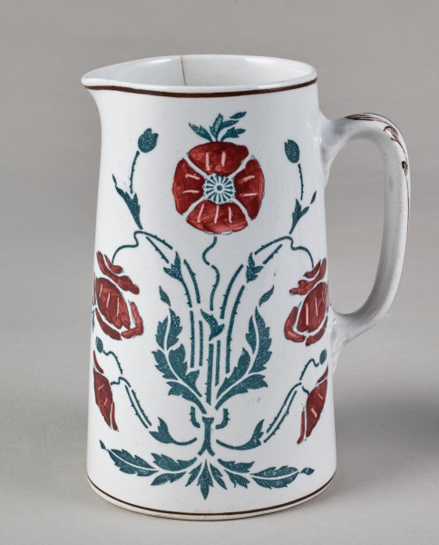 Dzbanek - biały z dekoracją secesyjną malarską o motywie stylizowanych maków. 