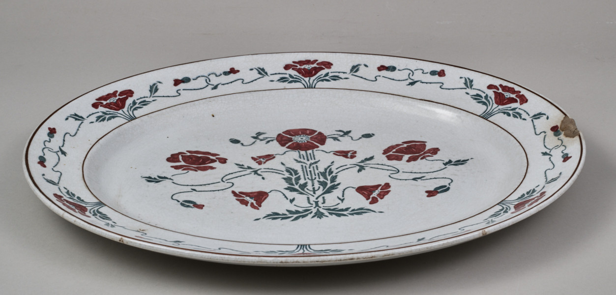 Półmisek owalny z szerokim kołnierzem z secesyjną dekoracją malarską o motywie stylizowanych maków