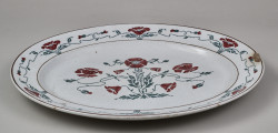 Półmisek owalny z szerokim kołnierzem z secesyjną dekoracją malarską o motywie stylizowanych maków