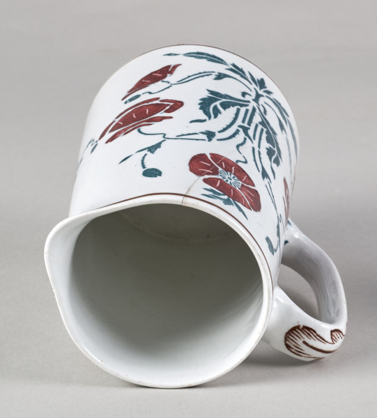 Dzbanek - biały z dekoracją secesyjną malarską o motywie stylizowanych maków. 