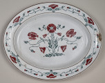 Półmisek owalny z szerokim kołnierzem z secesyjną dekoracją malarską o motywie stylizowanych maków