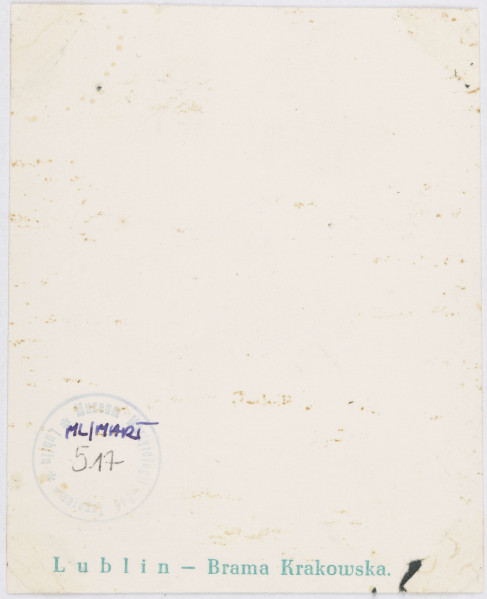 Fotografia Bramy Krakowskiej	nieznany (autor)	zdjęcie czarno-białe, Brama Krakowska, wejście do bramy przed nią chodza ludzie, widać fragment Hotelu Centralnego i sklepu z drożdżami	