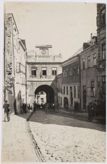 Fotografia Bramy Grodzkiej w Lublinie	nieznany (autor)	zdjęcie czarno-białe, papier błyszczący, widoczna ulica Grodzka oraz Brama Grodzka w Lublinie, w bramie widoczni ludzie