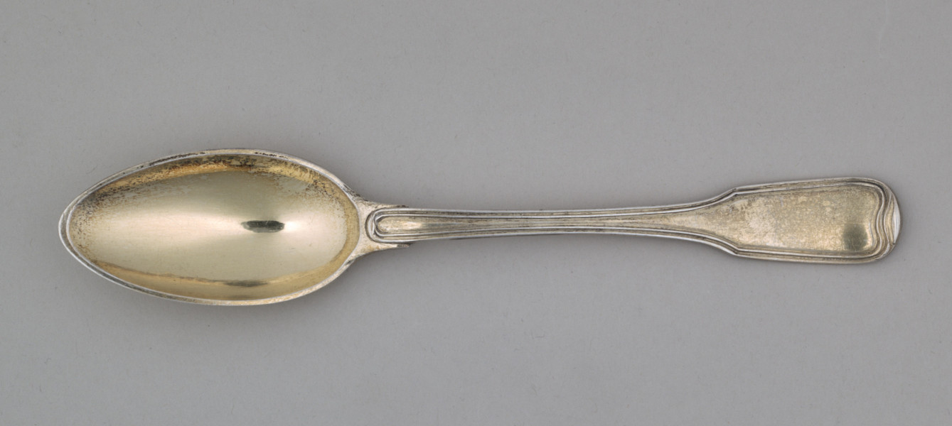 łyżka obiadowa o głębokiej owoidalnej czarce. Trzonek płaski, lekko wygięty, rozszerzający się przy zakończeniu