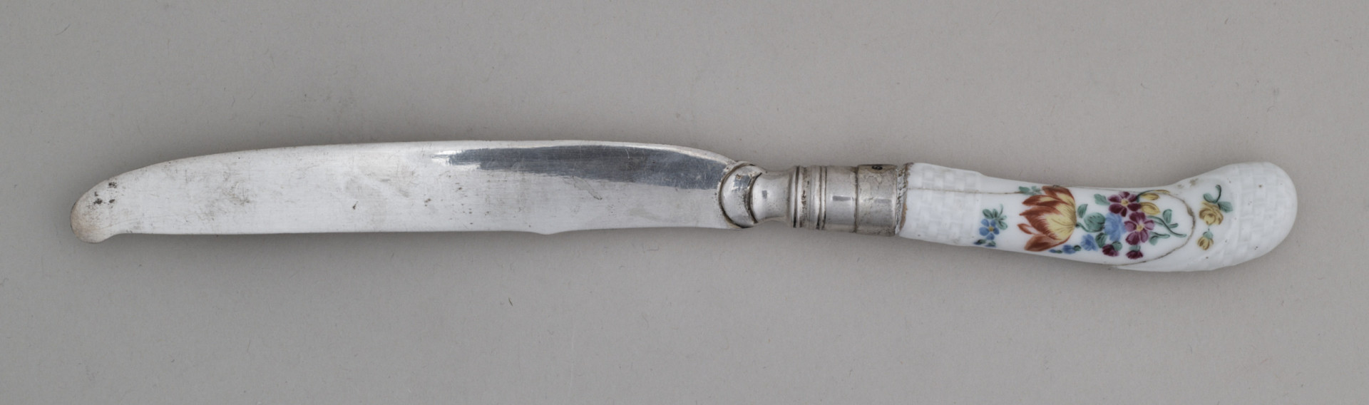 Nóż śniadaniowy z płaskim ostrzem zakończonym półokrągło