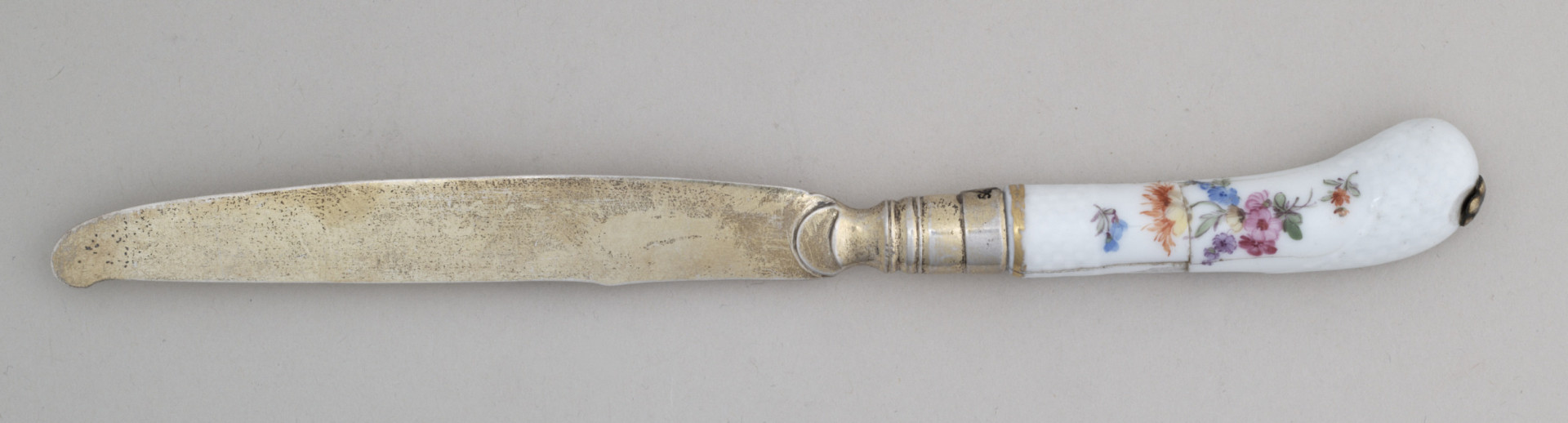 Nóż obiadowy z płaskim ostrzem zakończonym półokrągło. Krawędź tnąca lekko wypukła