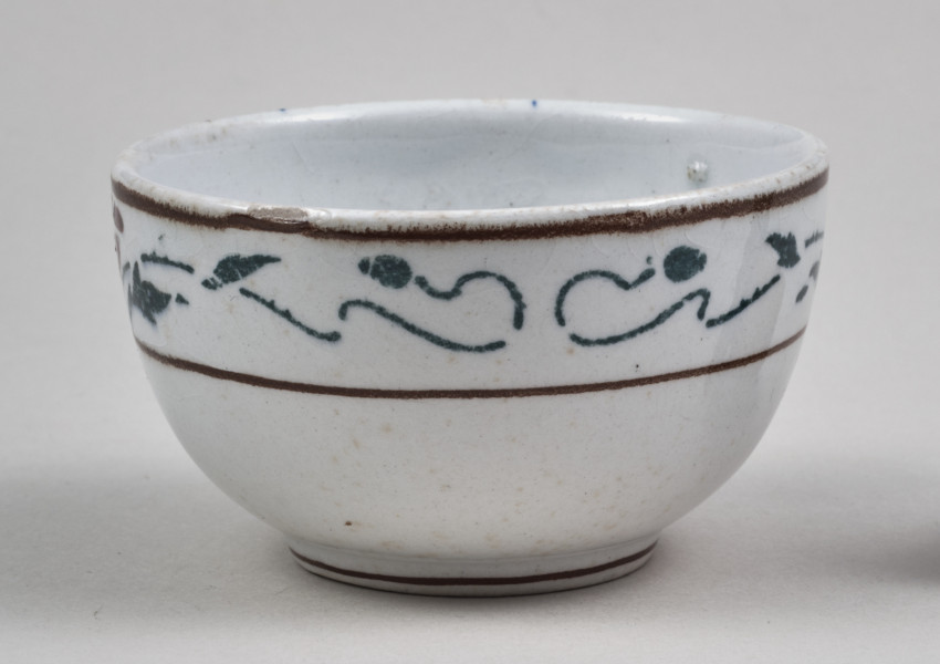 Czarka – mała, fajansowa, półkolista z nieznacznie wyodrębnioną stopką, skromnie zdobiona biegnącym wokół brzegu dwubarwnym szlakiem stylizowanych maków 