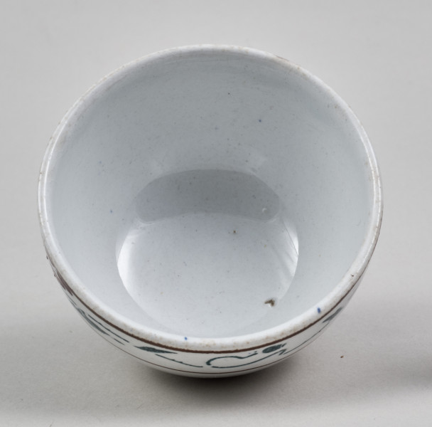 Czarka – mała, fajansowa, półkolista z nieznacznie wyodrębnioną stopką, skromnie zdobiona biegnącym wokół brzegu dwubarwnym szlakiem stylizowanych maków 