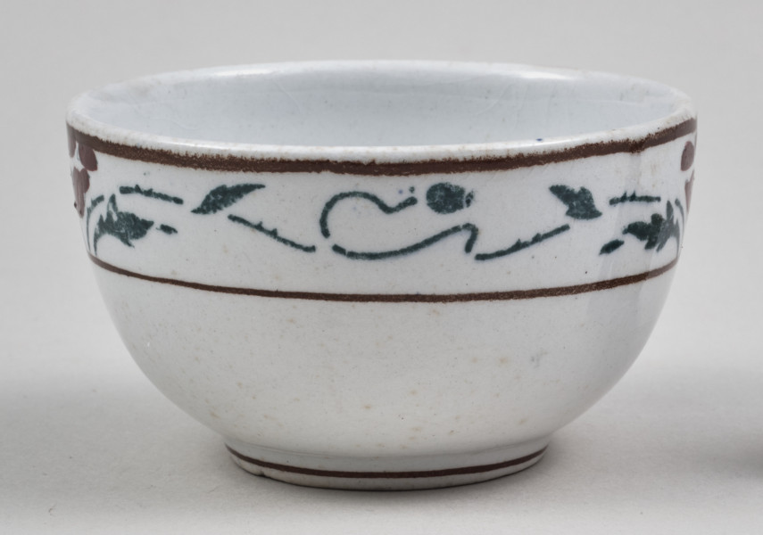 Czarka – mała, fajansowa, półkolista z nieznacznie wyodrębnioną stopką, skromnie zdobiona biegnącym wokół brzegu dwubarwnym szlakiem stylizowanych maków 