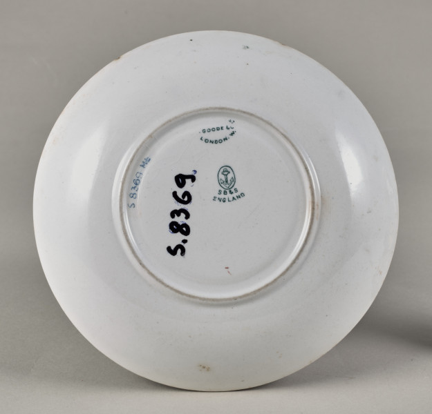 Spodek pod filiżankę z serwisu obiadowego we wzór maków