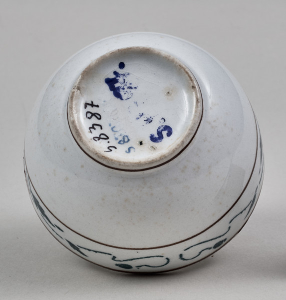 Czarka – mała, fajansowa, półkolista z nieznacznie wyodrębnioną stopką, skromnie zdobiona biegnącym wokół brzegu dwubarwnym szlakiem stylizowanych maków 