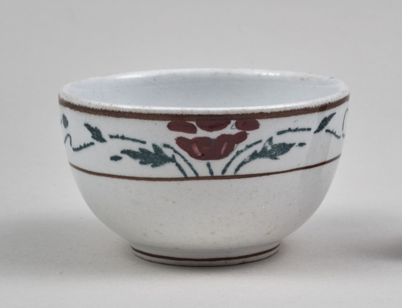 Czarka – mała, fajansowa, półkolista z nieznacznie wyodrębnioną stopką, skromnie zdobiona biegnącym wokół brzegu dwubarwnym szlakiem stylizowanych maków 