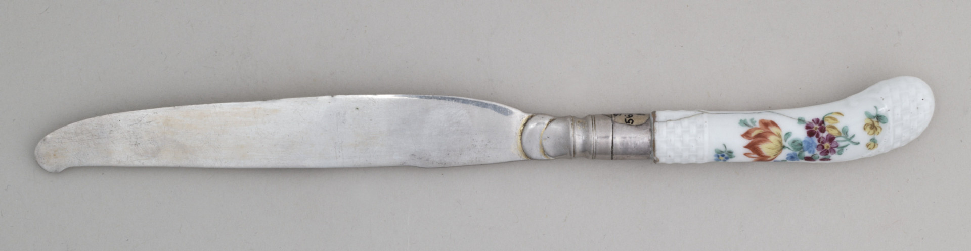 Nóż do owoców z płaskim ostrzem zakończonym półokrągło