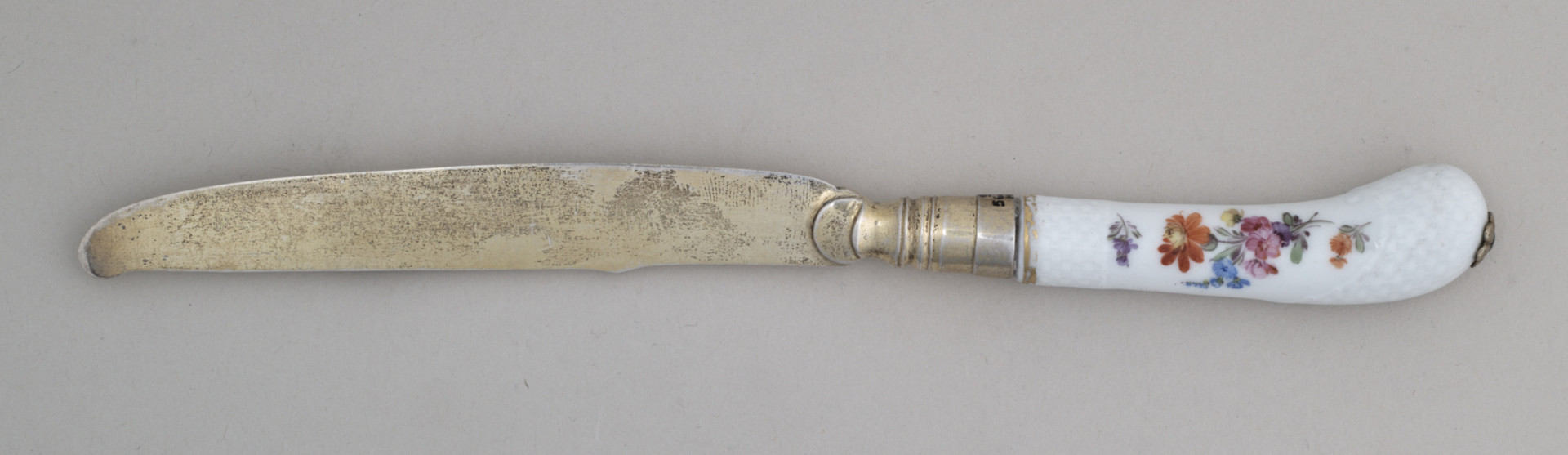 Nóż śniadaniowy z płaskim ostrzem zakończonym półokrągło. Krawędź tnąca lekko wypukła