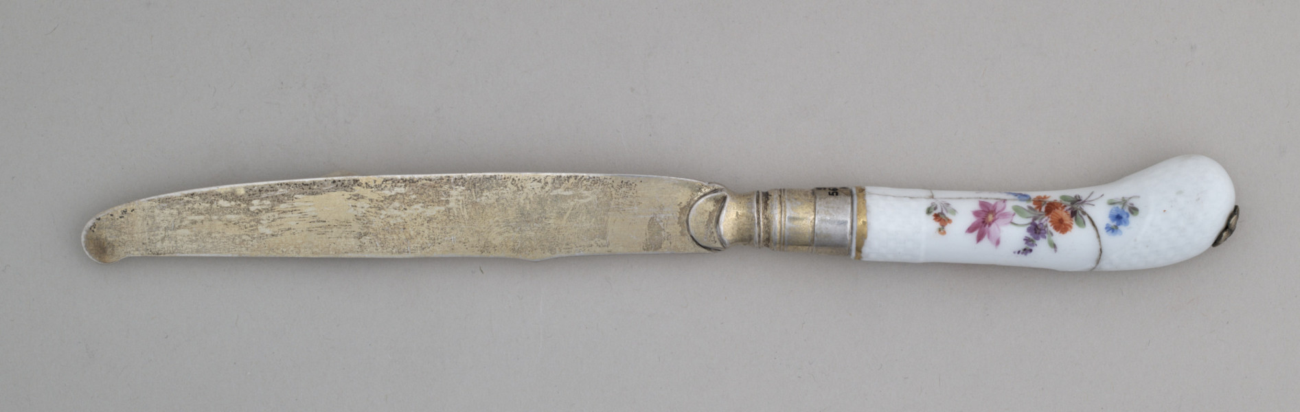 Nóż śniadaniowy z płaskim ostrzem zakończonym półokrągło. Krawędź tnąca lekko wypukła.