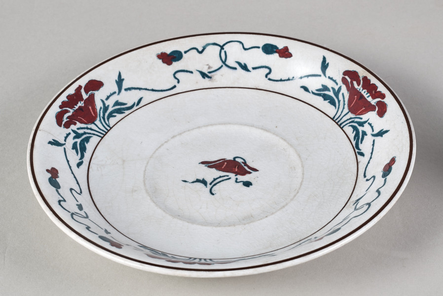 Spodek pod filiżankę z serwisu obiadowego we wzór maków