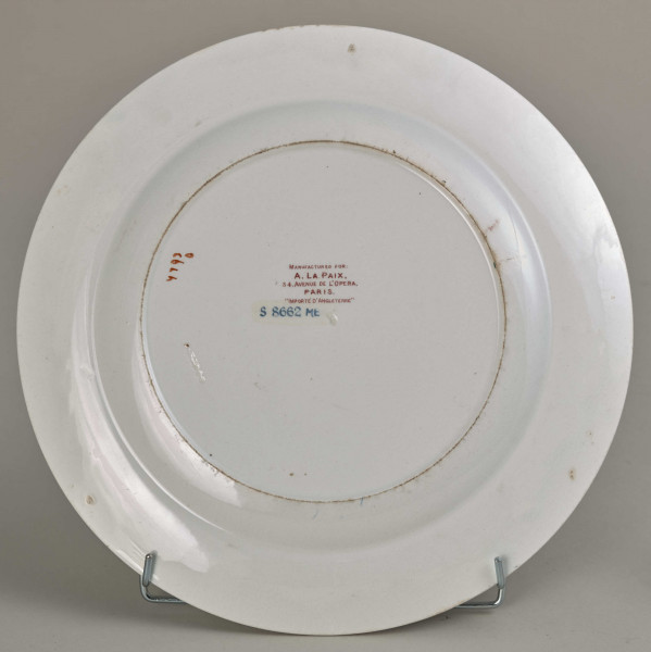 Talerz płytki, zdobiony motywem roślinnym, kwiatowym i geometrycznym. Spód